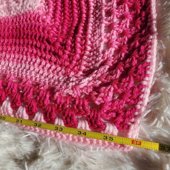 Pink hand knitted and crochet blanket - Picture 3 of 6